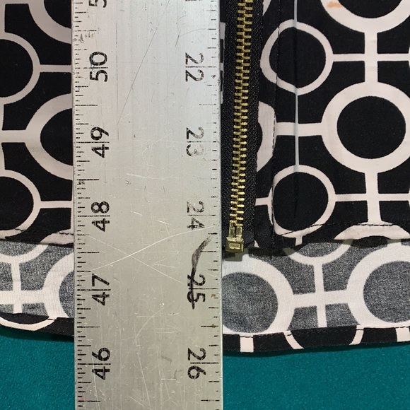👱‍♀️any3/$10👱‍♀️Black & White collared zip shirt geometric pattern szM - Picture 3 of 6